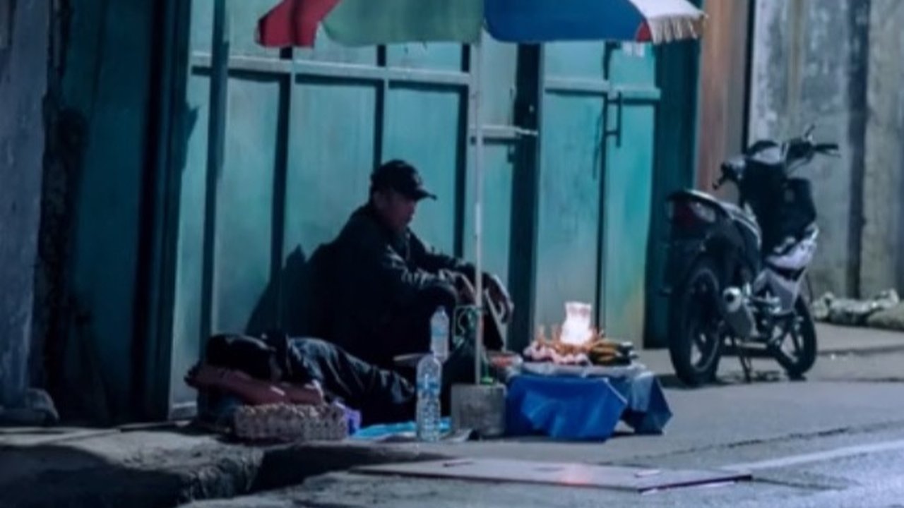 Dagangan Tak Laku Sama Sekali, Pasangan Paruh Baya Ini Menangis Haru saat Ada Pembeli Borong Jualannya