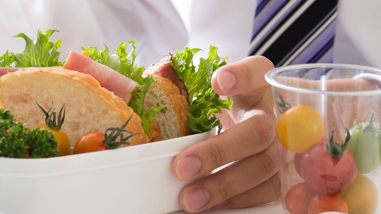 6 Tips Makan Sehat bagi Pekerja Kantoran, Jangan Lewatkan Sarapan