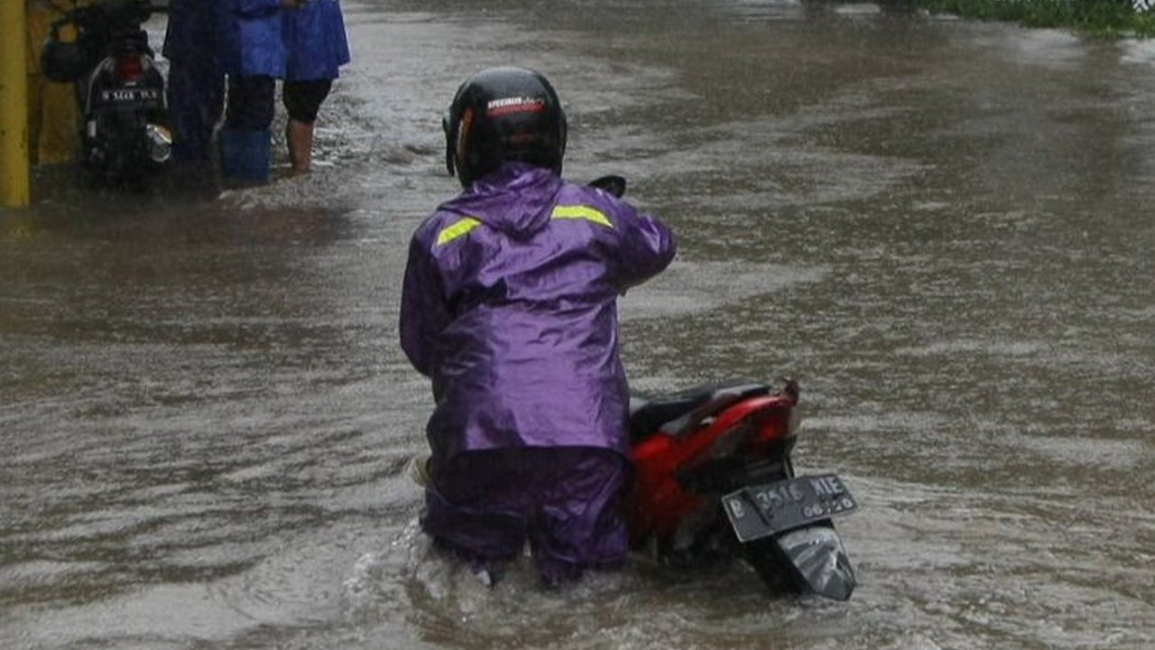 FOTO: Penampakan Banjir Parah di Cempaka Putih yang Bikin Motor Mogok dan Macet Panjang