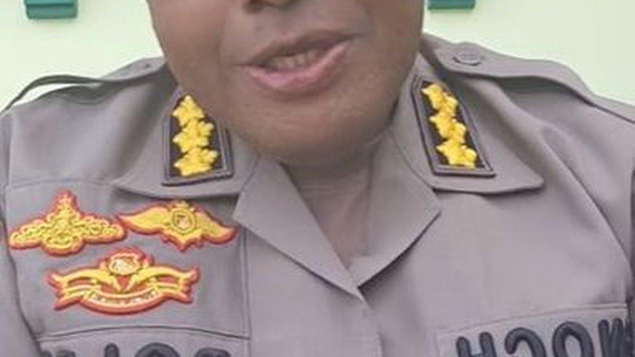 Berbagi Kerjaan dengan Sang Istri, Kombes Pol Andi Yoseph Mencuci Piring di Rumah Bikin Terkesima