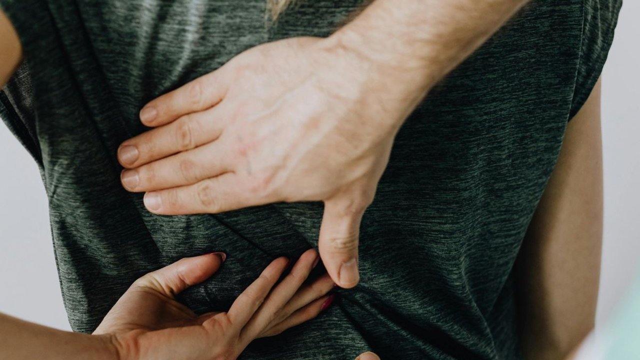 5 Cara Mengatasi Sakit Pinggang Saat Haid, Mudah Dilakukan
