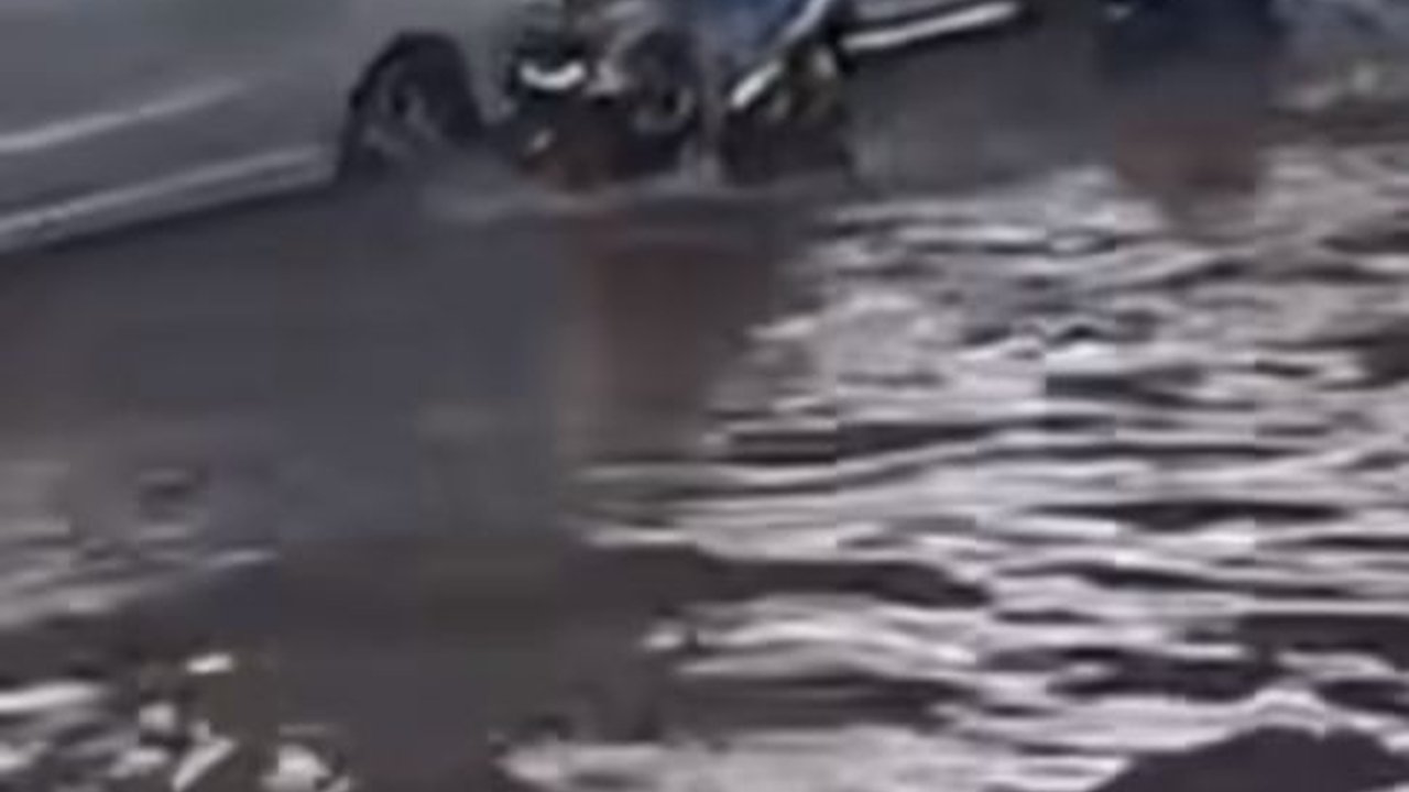 Jakarta Diguyur Hujan Sejak Pagi, 38 Ruas Jalan Terendam Banjir