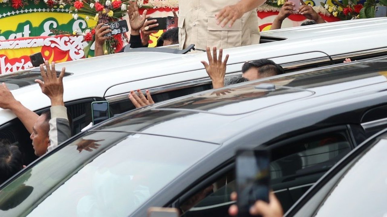 Momen Prabowo Makan Bakso dan Bernyanyi Lagu 'Tak Ingin Sendiri'