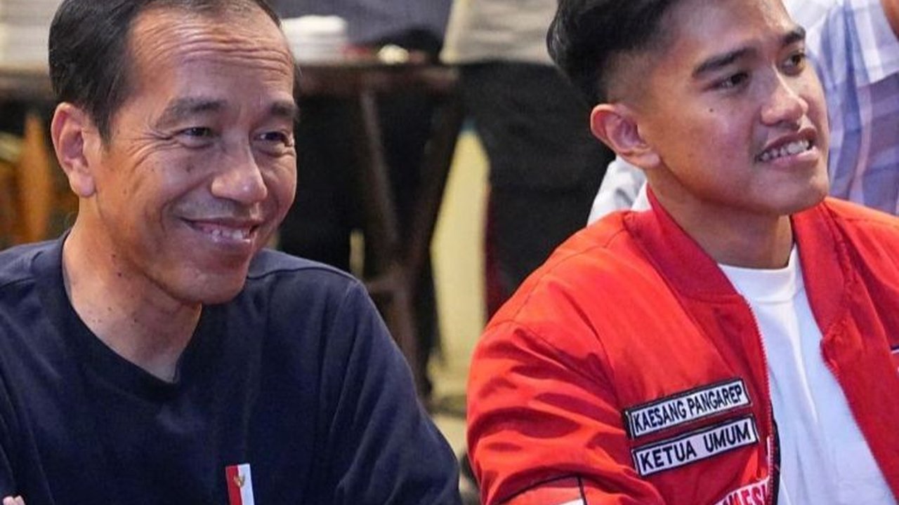 FOTO: Momen Jokowi Diajak PSI Minum Teh Bareng Kaesang Pangarep di Bandung