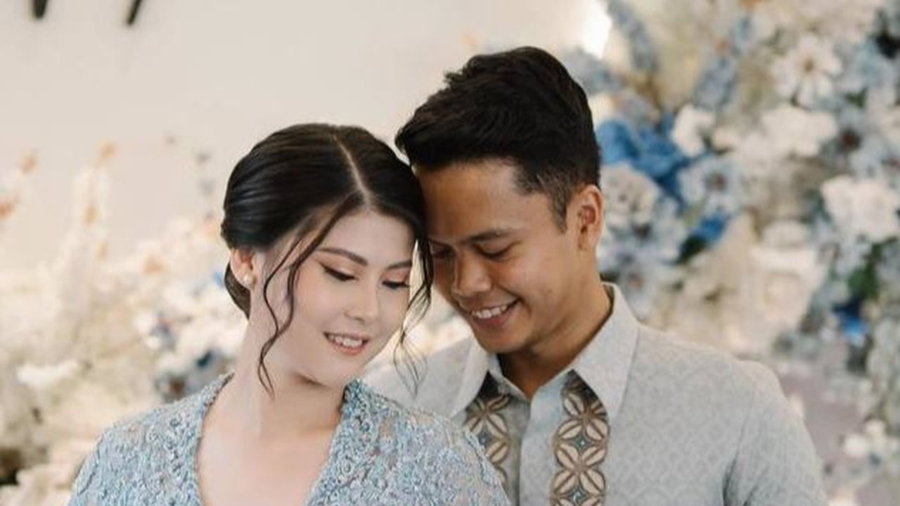 Potret Pertunangan Pebulutangkis Anthony Sinisuka Ginting dan Mitzi Abigail, Calon Istrinya Cantik dan Anggun Banget
