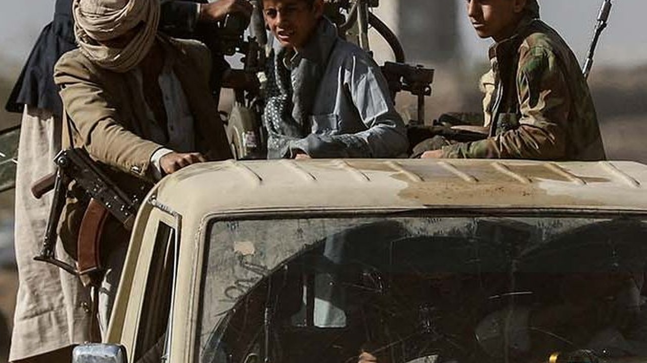 FOTO: Respons Serangan AS dan Inggris, Pasukan Houthi Unjuk Gigi Kekuatan Militer