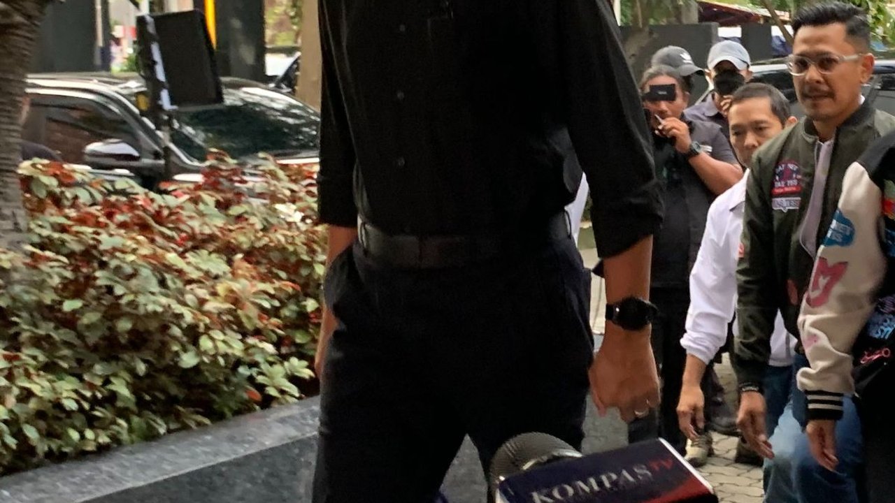 Berkemeja Hitam-Putih, Ganjar-Mahfud Siap Menuju Lokasi Debat Terakhir