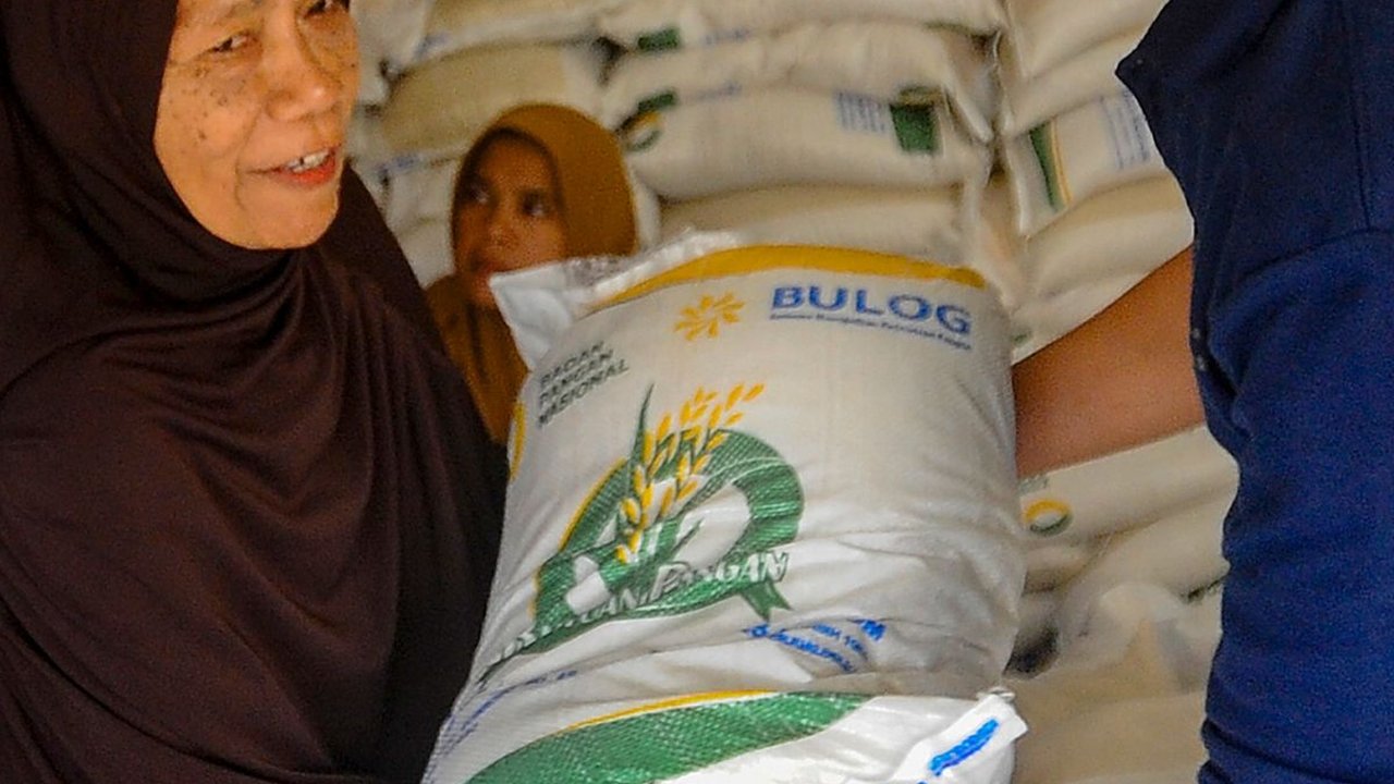 FOTO: Jelang Pemilu, Warga Depok Ramai-Ramai Terima Bansos 10 Kg Beras
