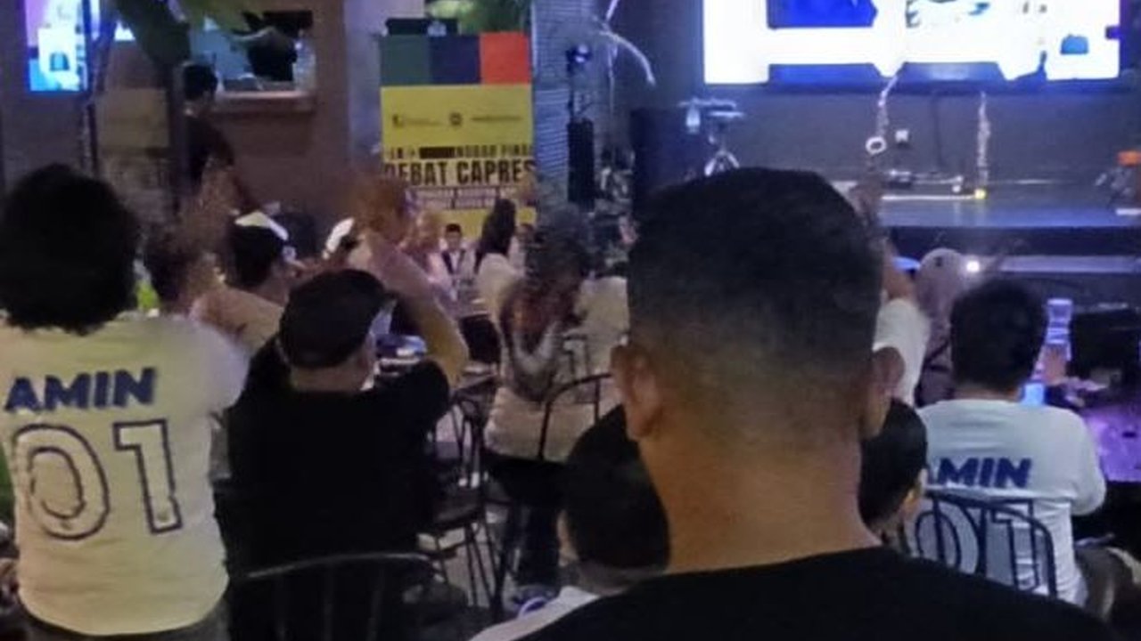 FOTO: Keakraban Relawan Anies dan Ganjar Nobar Debat Pilpres Pamungkas 2024