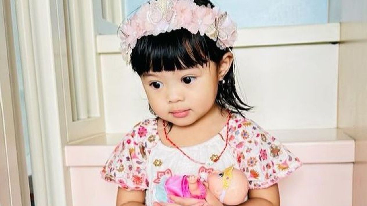 Luas dengan Tempat Tidur ala Princess, Potret Kamar Ameena Anak Aurel & Atta yang Cozy dan Girly Abis
