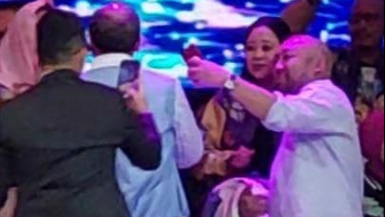 Momen Didit Prabowo Selfie dengan Puan Maharani dan Yenny Wahid saat Debat Kelima