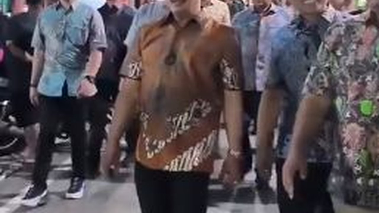 Jajaran Jenderal Bintang Tiga & Dua Polisi Kuliner Malam, Lahap Makan Pecel Pakai Tangan