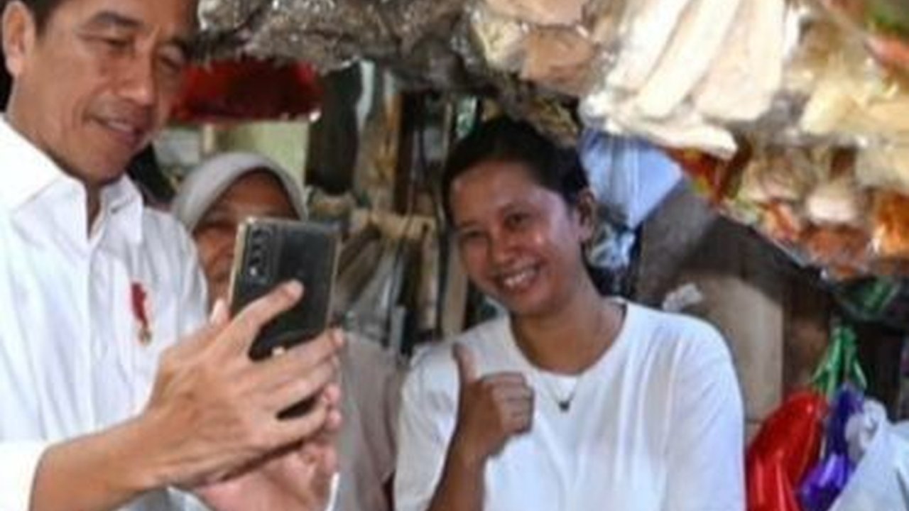 Jokowi Rajin Bagi-Bagi Bansos, Tapi Ekonomi Indoensia Diramal Hanya Tumbuh 5,04 Persen Sepanjang 2023