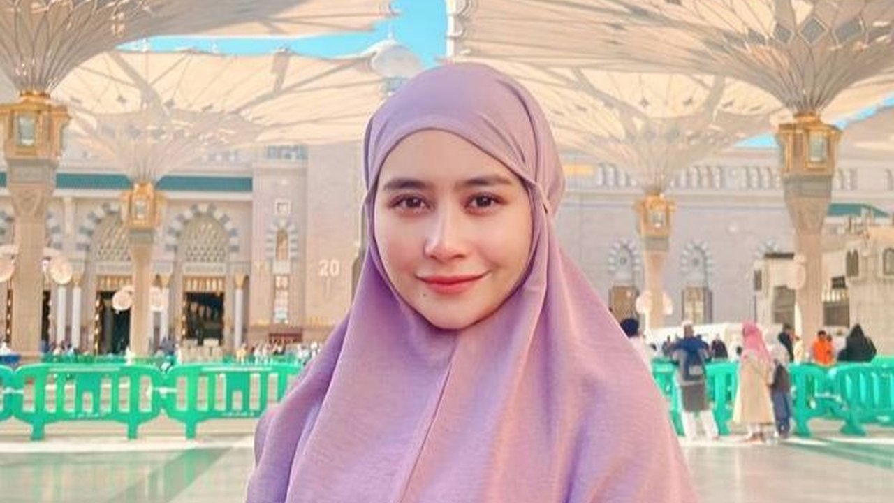 7 Foto Prilly Latuconsina Cantik Berhijab Saat Ibadah Umrah Bersama Keluarga