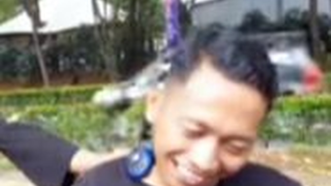 Ekspresi Wajah Lucu Anggota Brimob Dipasangi Alat Pijat Elektrik, Malah Ditertawakan
