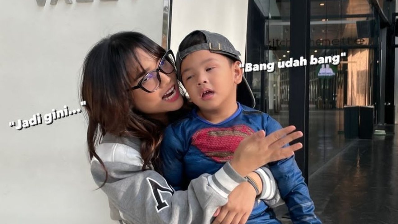 Intip Deretan Foto Fuji saat Ajak Gala Sky Jalan-jalan Bareng, Tampil Bak Mama Muda