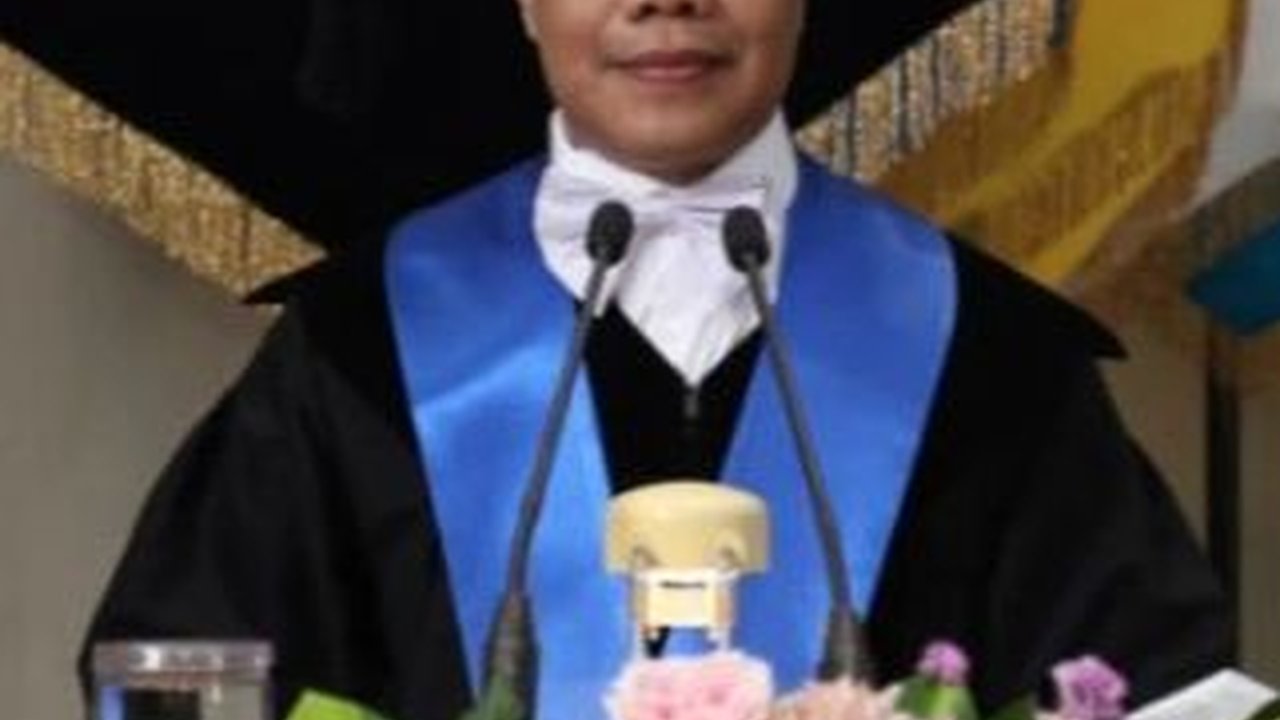 Momen Haru Anak Penjual Gula Jawa Berhasil Raih Gelar Guru Besar di UGM, Kenang Momen Sulit Pengorbanan Keluarga