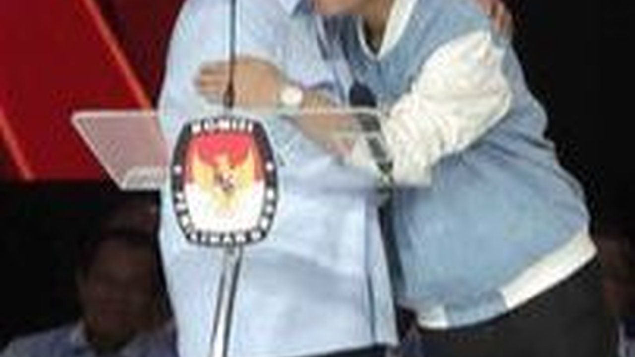 VIDEO: Debat Selesai: Anies dan Prabowo Pelukan, Gibran Santun Cium Tangan