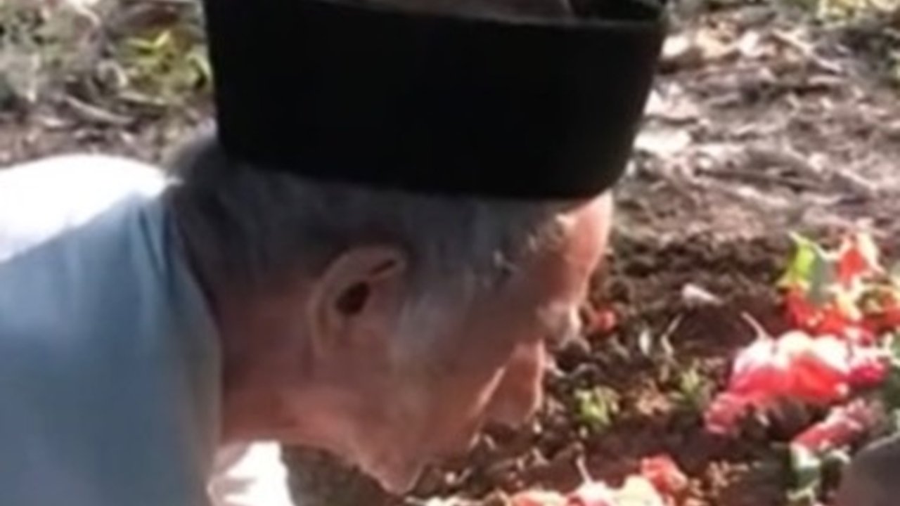 73 Tahun Bersama, Momen Seorang Kakek Selalu Menangis saat Berkunjung ke Makam Istri Ini Bikin Haru