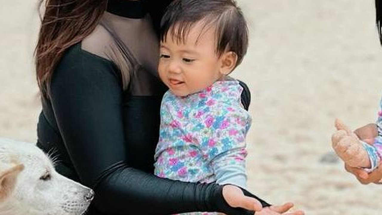 Gaya Busana Felicya Angelista yang Tuai Pujian saat Liburan di Pantai, Tetap Pakai Baju dan Legging Panjang
