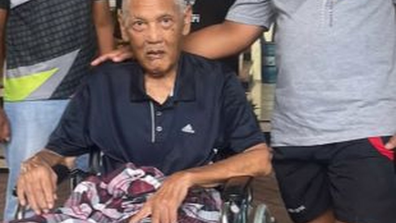 Nyeker dan Berkaos Oblong, Momen Hangat Mayjen TNI Dorong Sang Ayah di Kursi Roda dengan Penuh Cinta