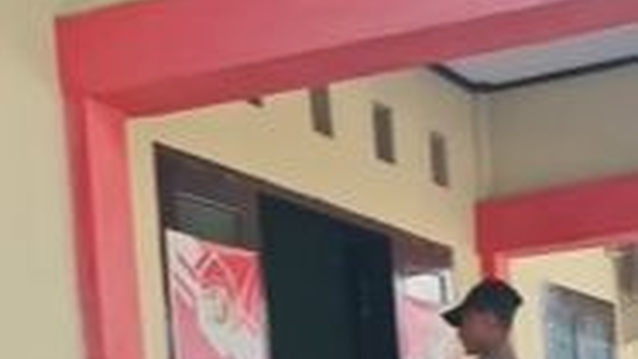 Di Kantor Komandan di Rumah Bapak, Momen Anak dan Ayah Sama-Sama Polisi Bertemu di Kantor jadi Sorotan