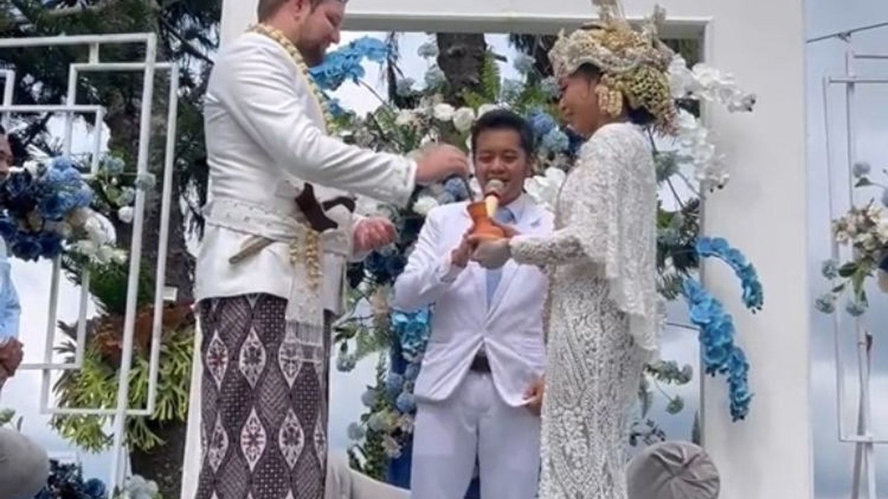 Pakai Beskap hingga Kebaya, Momen Pernikahan Wanita Sunda dengan Pria Bule Ini Curi Perhatian