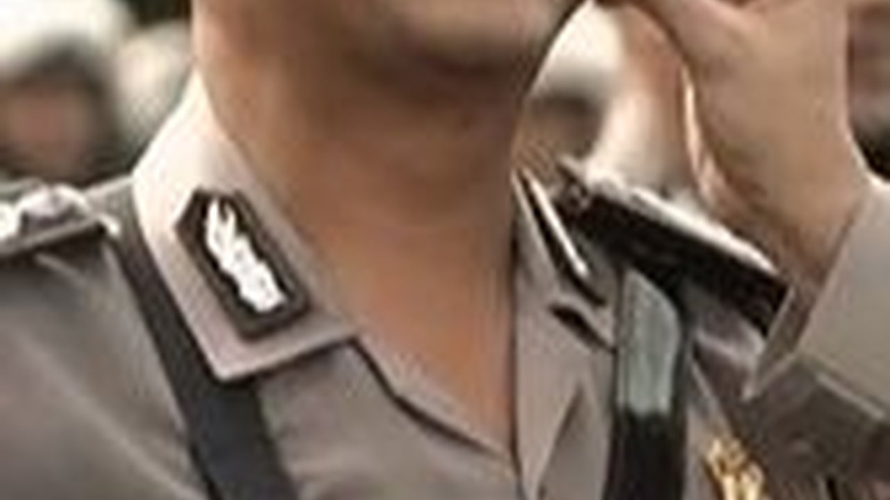 Saat Tinjau Personel, Jenderal Bintang 3 Ini Colek Pipi Brigpol Yanuar 'Ini Bagus Murah Senyum'