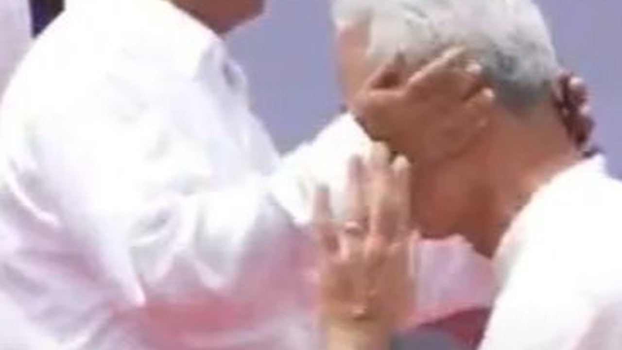 VIDEO: Momen Kenalan, Ganjar Dikecup Pria Tuna Netra: Sulit Dilupakan
