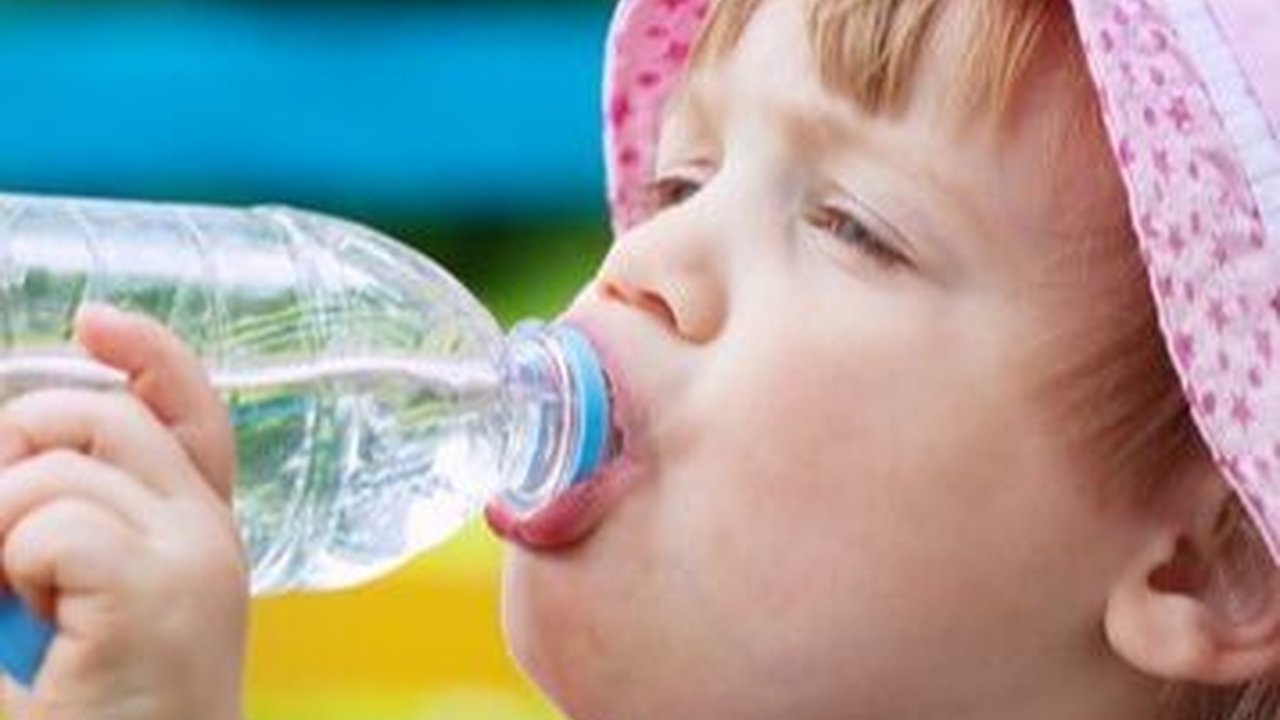 Konsumsi Air Putih Secara Berlebihan Bisa Jadi Penyebab Stunting pada Anak