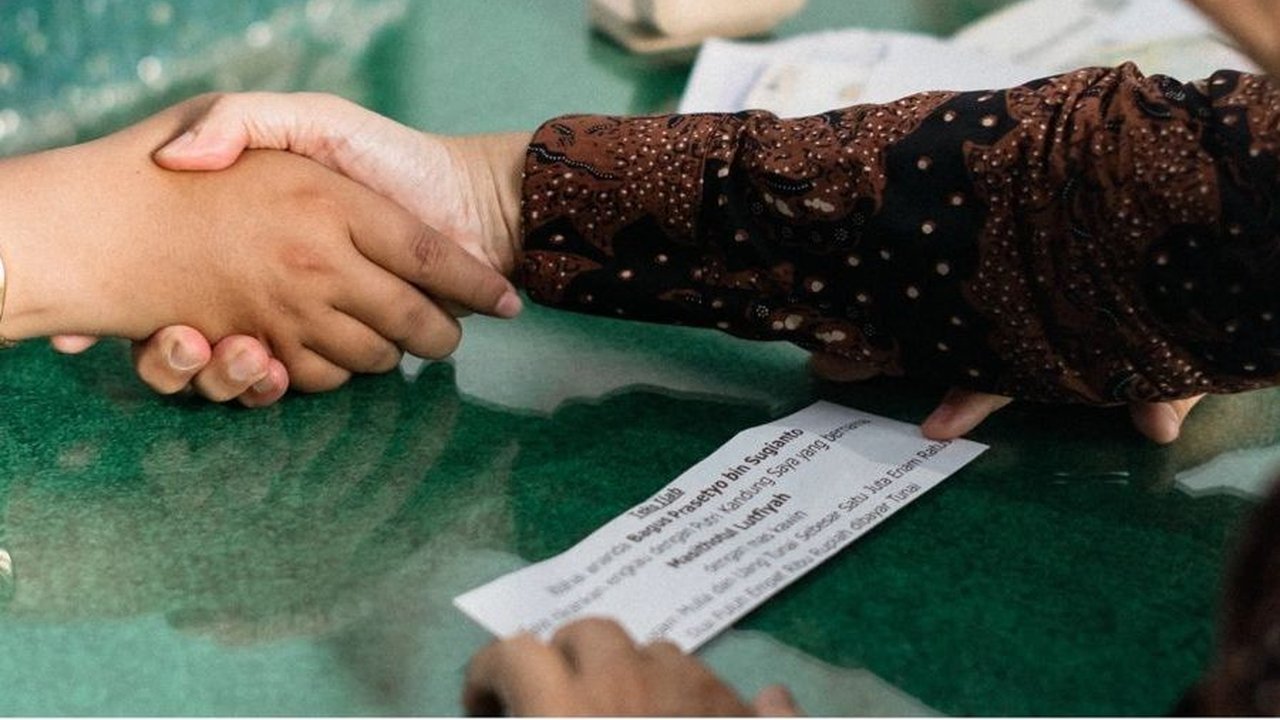 Momen Pernikahan Sederhana di KUA Ini Viral, Banjir Pujian Warganet