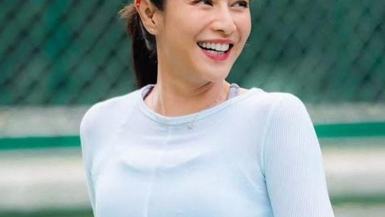 Potret Candid Dian Sastrowardoyo saat Main Tenis, Pesonanya 'Lebih Gadis dari yang Gadis'