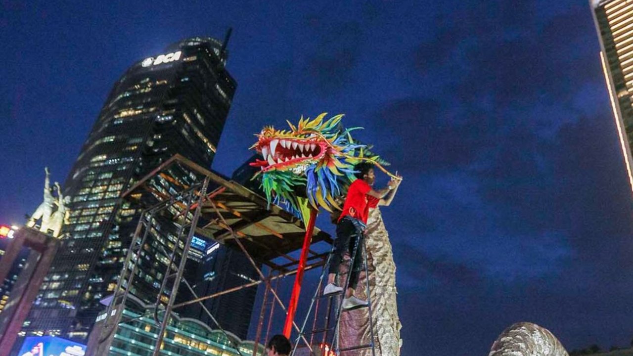 FOTO: Sambut Perayaan Imlek, Naga Raksasa Dipasang di Bundaran HI