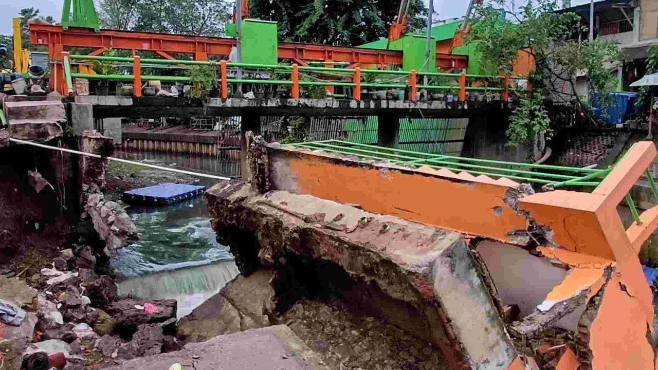 Pos Pantau Pintu Air Palmerah Ambruk Jatuh ke Sungai, Ini Dugaan Penyebabnya
