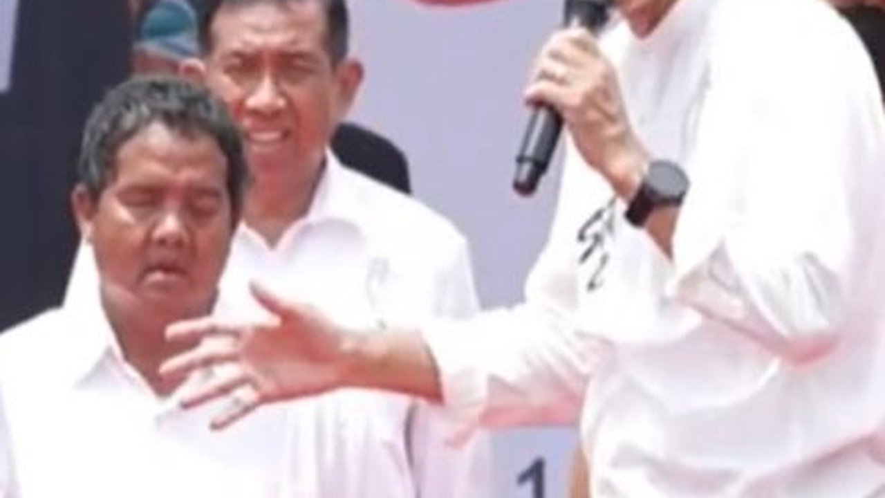 Momen Haru Penyandang Tuna Netra Meraba Wajah Ganjar: Saya Dengar Bapak Orangnya Baik