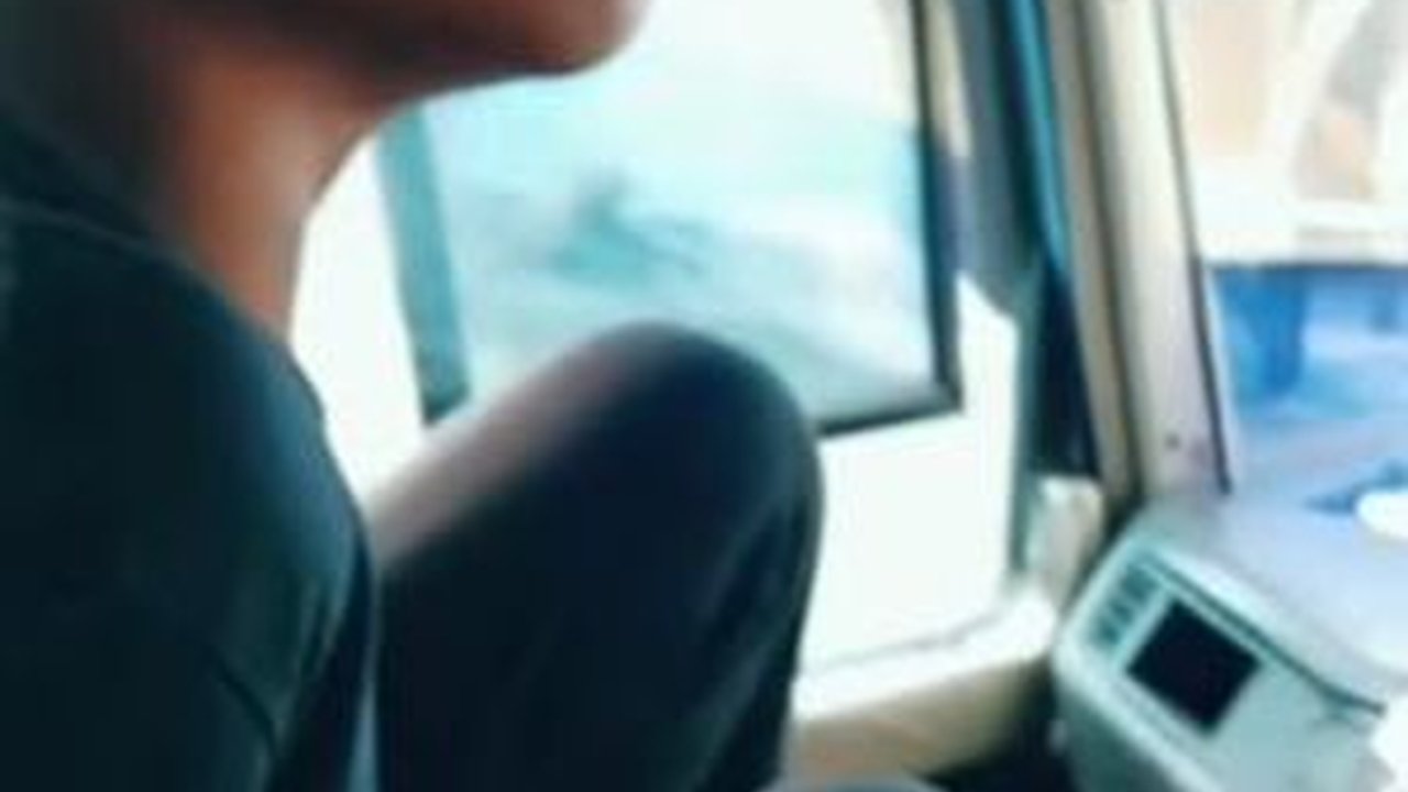 Viral Momen Pilu Bocah Jualan dari Palembang ke Lampung, Numpang Naik Bus Dengar Nenek Meninggal