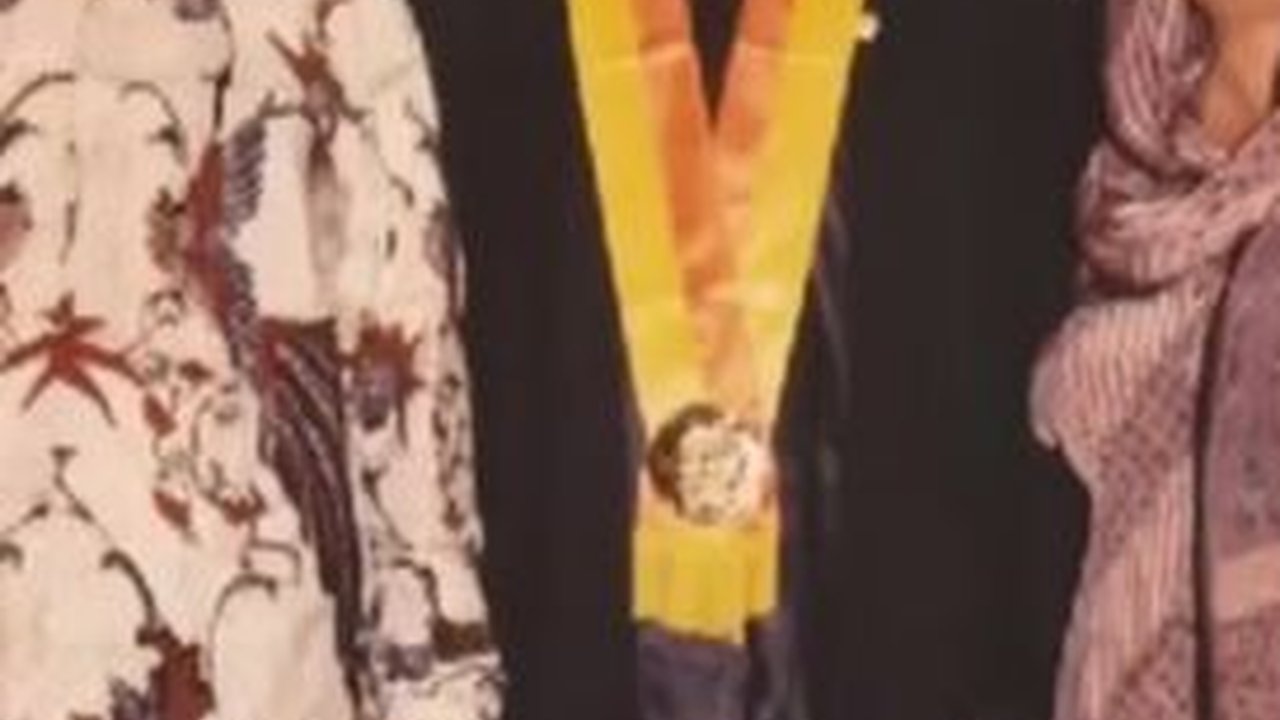 Ganteng & Berkumis Tebal, Ini Sosok Ayah Anies Baswedan Ternyata Tiap Pagi Menimba Air dari Sumur