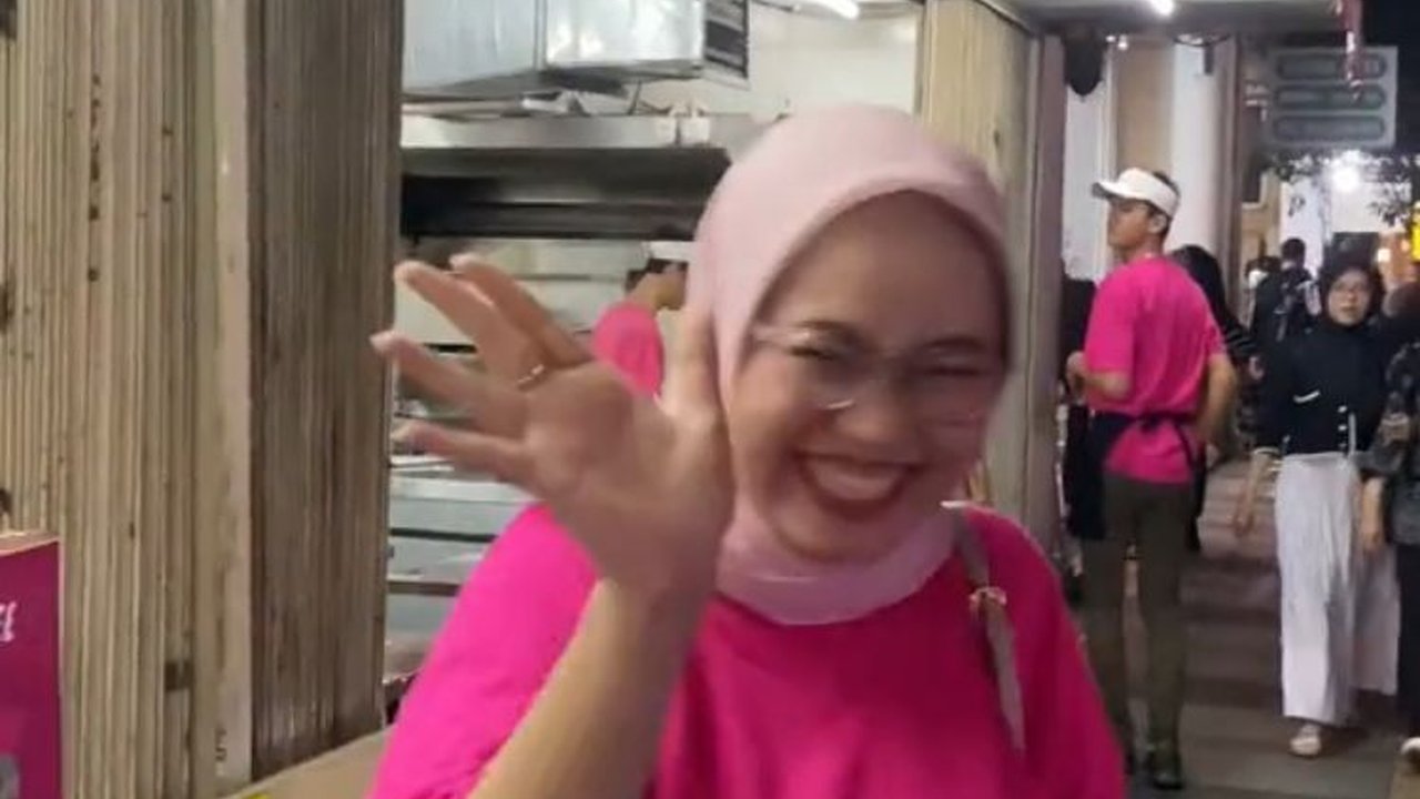 Momen Kocak Wanita Pakai Baju Mirip dengan Karyawan Restoran, Langsung Diminta Bantu Kerja
