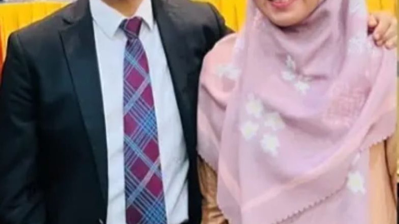 Momen Ustaz Yusuf Mansur Raih Gelar Doktor dari Universitas Trisakti, Sang Istri Setia Mendampingi
