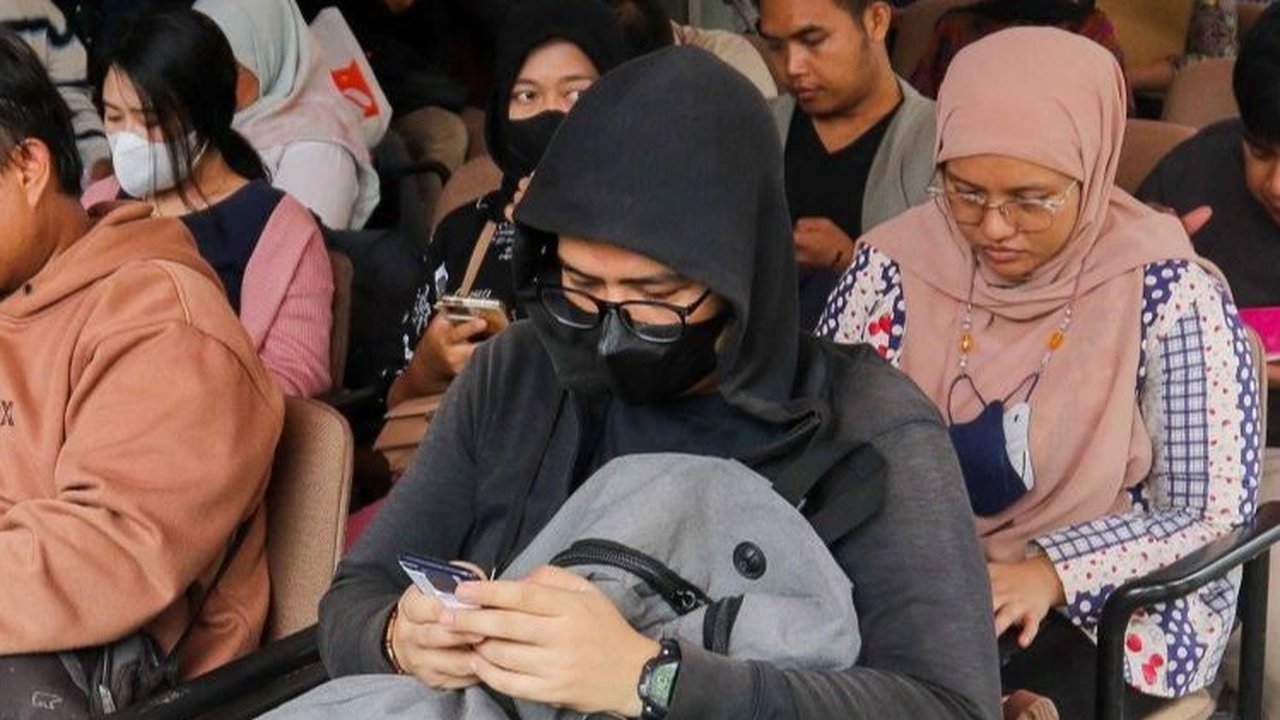 FOTO: Hari Terakhir, Warga yang Pindah Memilih Mengantre Panjang di Kantor KPU Jakarta Selatan