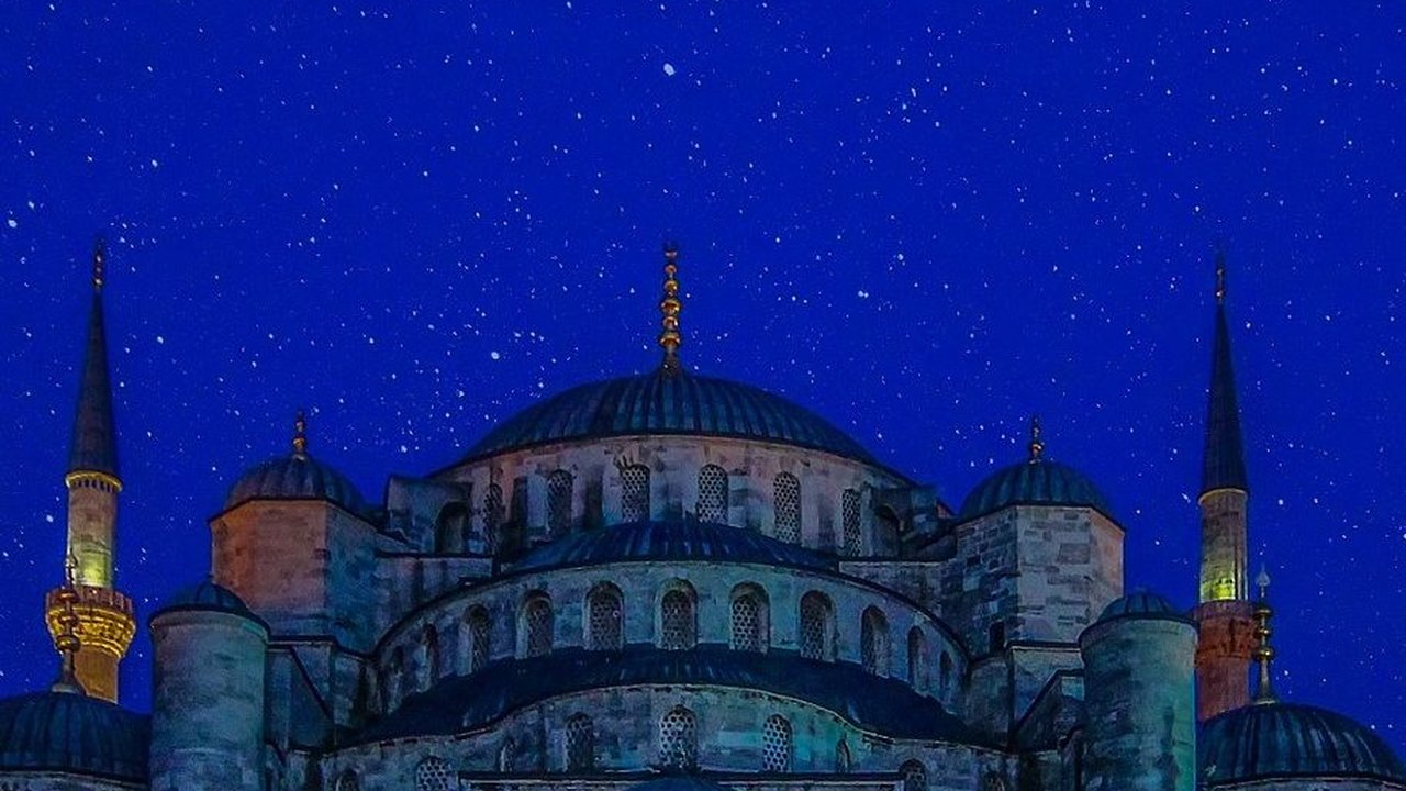 Doa Malam Isra Miraj 2024, Ketahui Keutamaan dan Cara Mengamalkannya