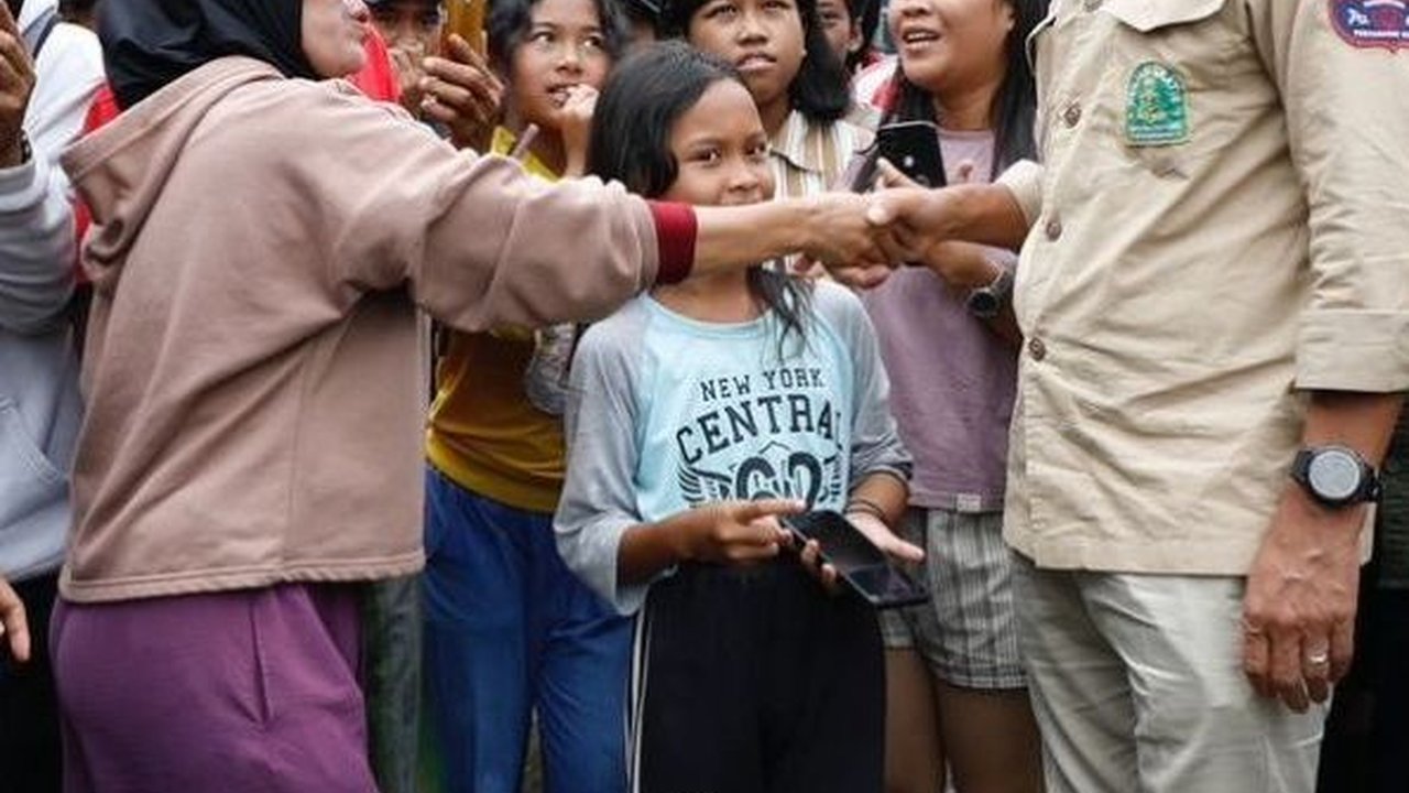 Ganjar Banjir-banjiran Temui Warga Grobogan: Di Atas Politik Ada Kemanusiaan