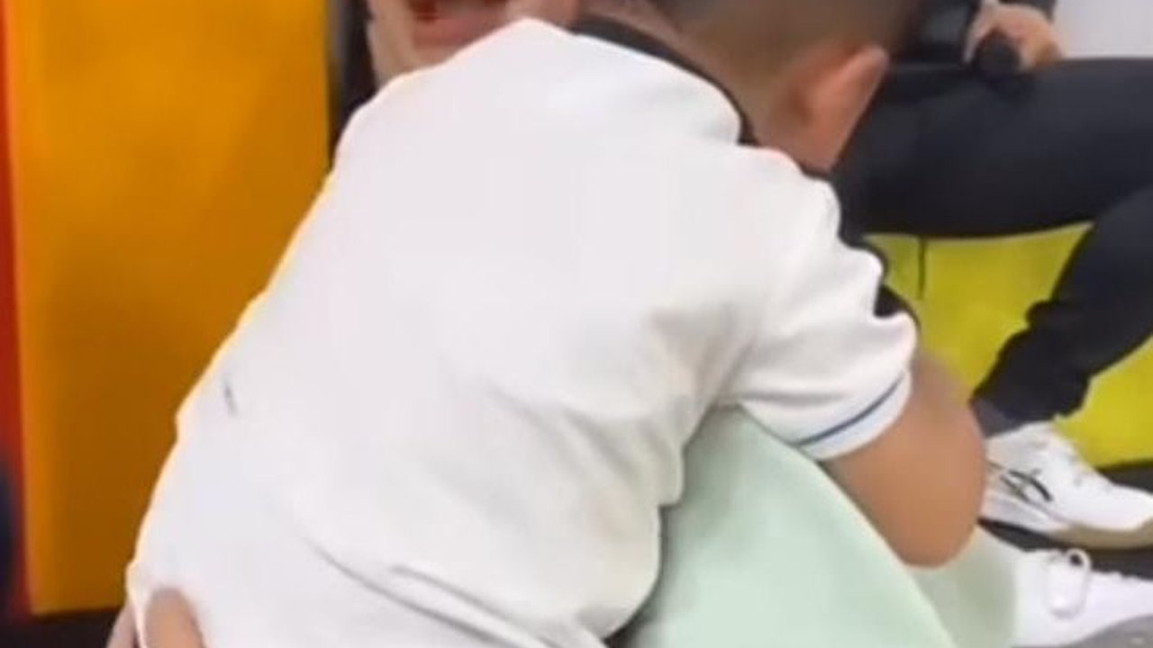 Rayyanza Salting saat Punggungnya Dielus Gempi, Tingkahnya Bikin Gemas Maksimal