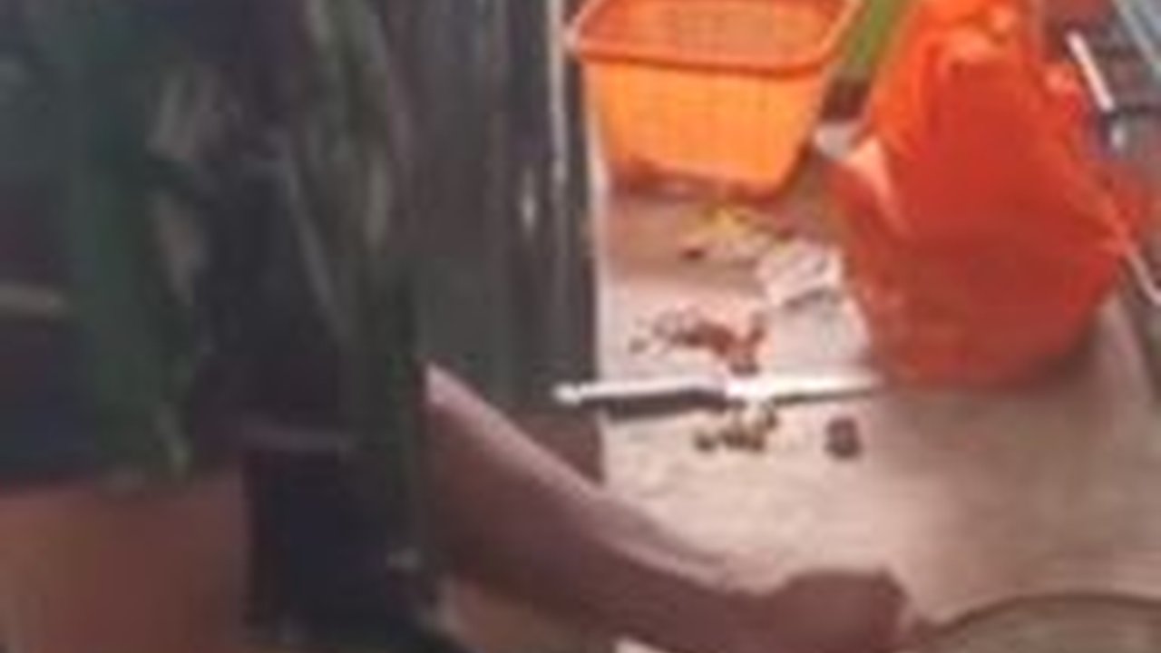 Sambil Bernyanyi, Prajurit TNI Ngulek Sambal dan Memasak 'Menunya Telur Campur dan Tempe'