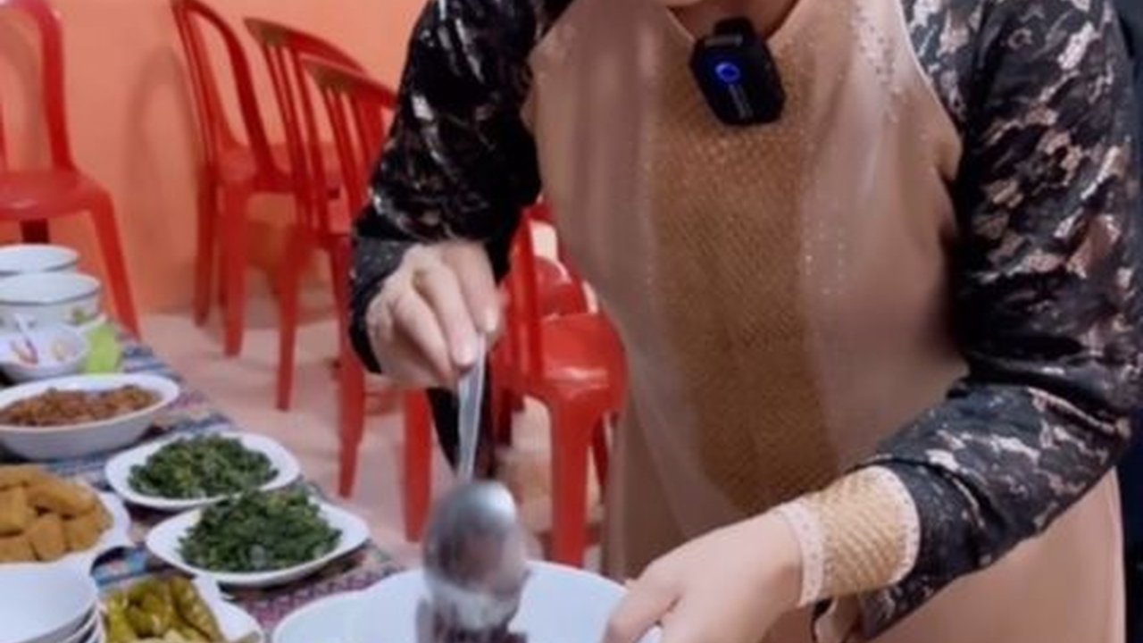 Tak Jaim, Ini  Potret Ashanty Makan di Nikahan Baby Sitter Arsy, Lahap Santap Menu Sederhana