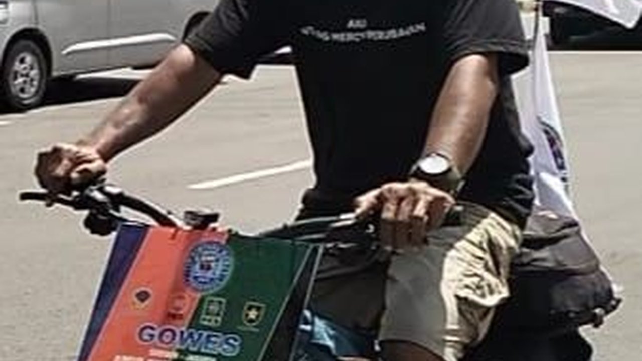 Tarif Rental Mobil Naik 2 Kali Lipat, Pria Tua Rela Gowes 248 Km dari Cirebon Demi Ikut Kampanye AMIN di JIS