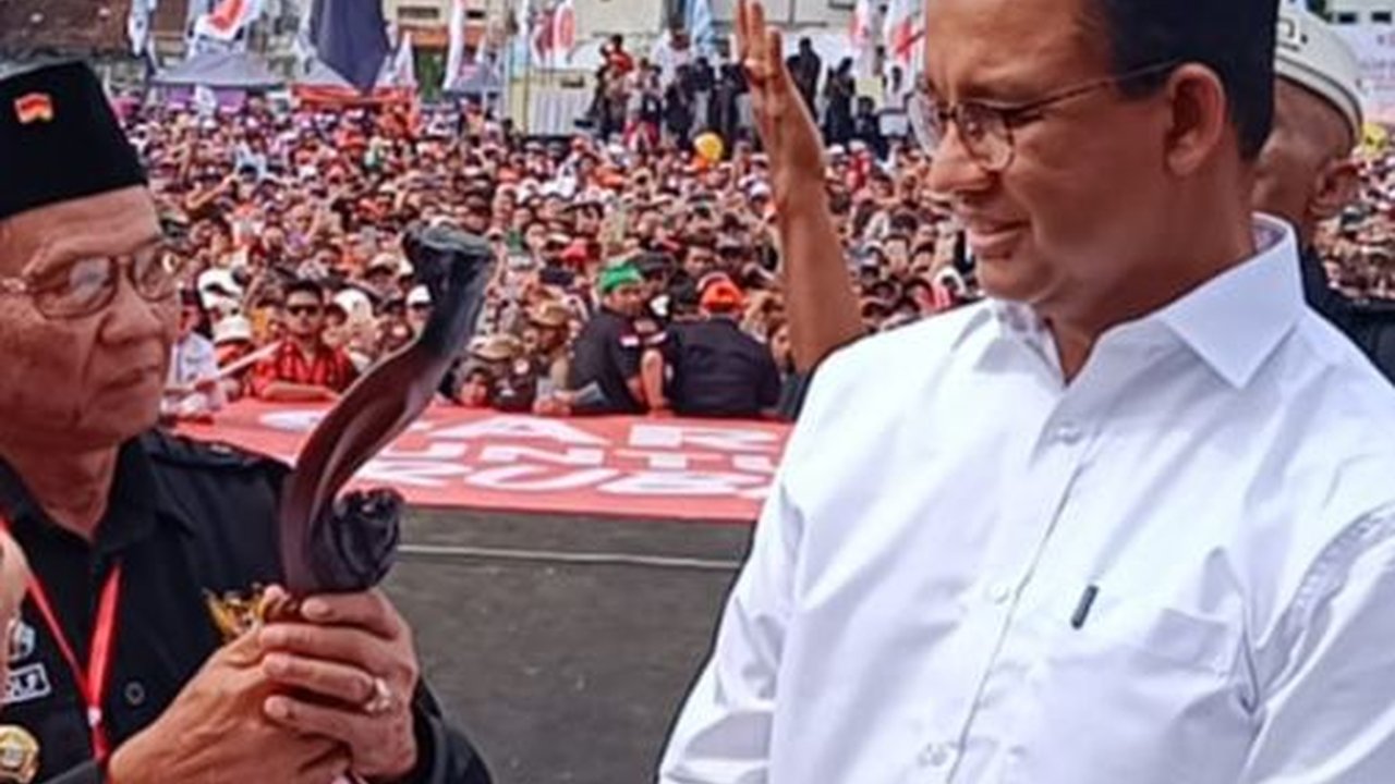 Anies Terima Kujang dan Ikat Merah Putih di Kampanye Garut, Simbol Teguh pada Janji