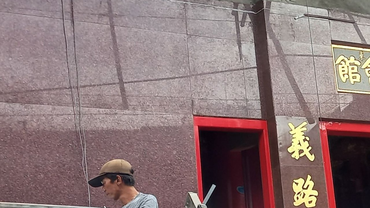 Kanopi Klenteng Kwan Kong Makassar Roboh Jelang Imlek, 2 Pekerja Terluka