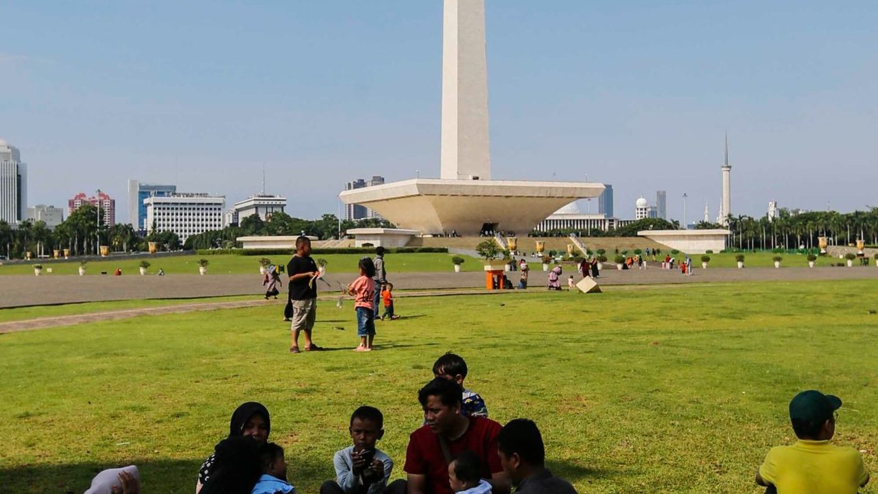 FOTO: Keseruan Warga Menikmati Libur Panjang Isra Mikraj dan Imlek 2024 di Monas