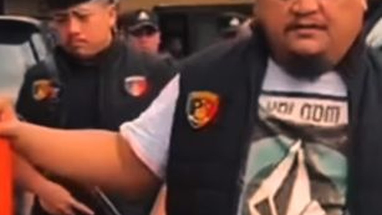 Rambut Gondrong dan Berbadan Gempal, Potret Gagah Aiptu Tito Pakai Seragam Polisi dan Baret Merah